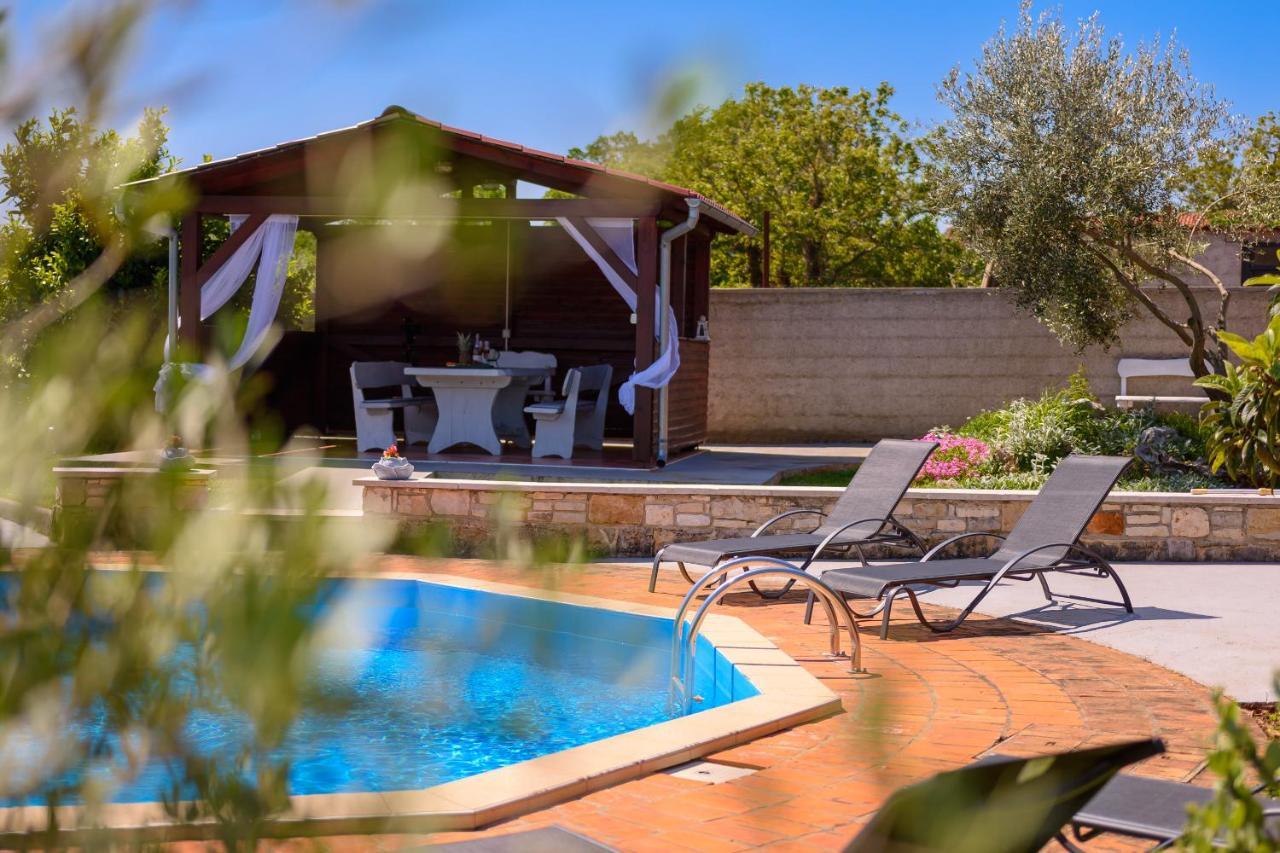 Villa Carla With Private Pool & Kids Playground - Pet Friendly Mutvoran Eksteriør billede