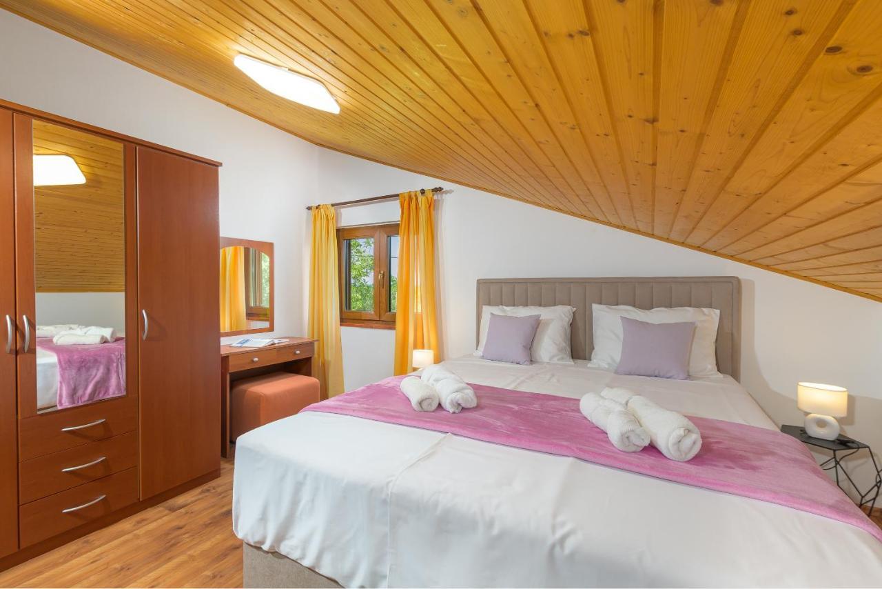 Villa Carla With Private Pool & Kids Playground - Pet Friendly Mutvoran Eksteriør billede