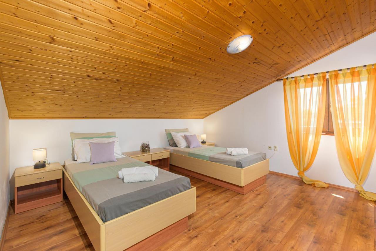 Villa Carla With Private Pool & Kids Playground - Pet Friendly Mutvoran Eksteriør billede