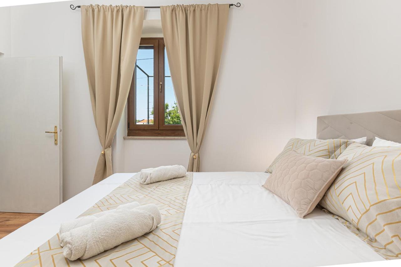 Villa Carla With Private Pool & Kids Playground - Pet Friendly Mutvoran Eksteriør billede
